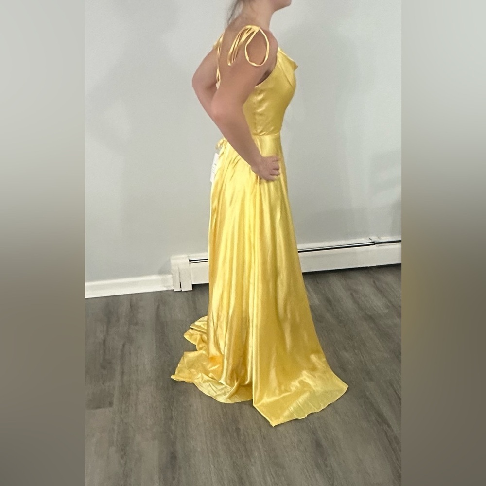🔥Sat Sale🔥 Yellow Satin Gown NWT Size 4 - Picture 4 of 5